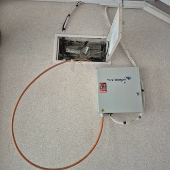 Türk Telekom'un Düzensiz Kutu Montajı Bina Estetiğini Bozdu