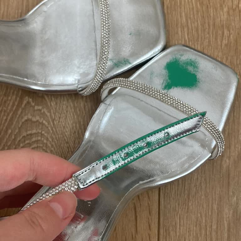 Bir Kez Giyilen Ayakkabının Rengi Tamamen Soyuldu