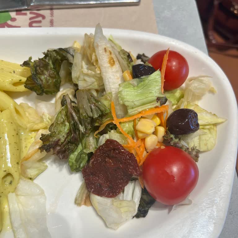 Taze Olmayan Salata Ve Hamile Müşteriye Özen Gösterilmemesi
