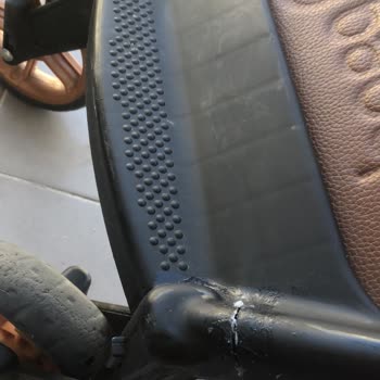 Bebek Arabasının Kırık Lastik Parçası Değişmiyor