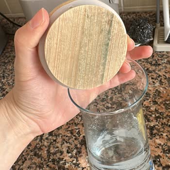 Küflü Karaf Kapağı Ve İlgisiz Mağaza Tavrı