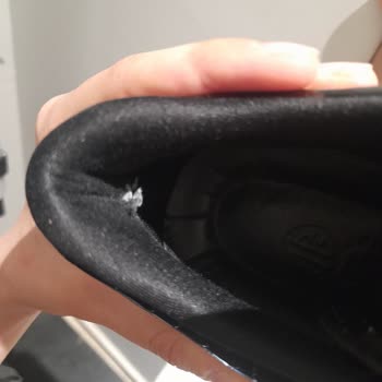 Elle Mağazasından Alınan Ayakkabı 1 Ayda Delindi, Çözüm Sunulmadı