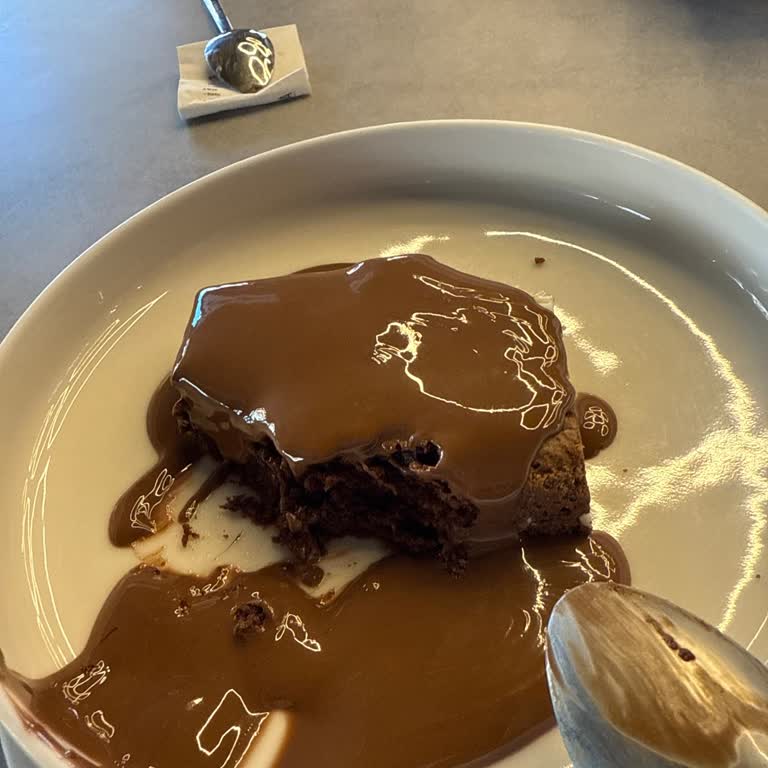 Sipariş Gecikmesi Ve Yanlış Tatlı Teslimatı, İlgisiz Çalışanlar