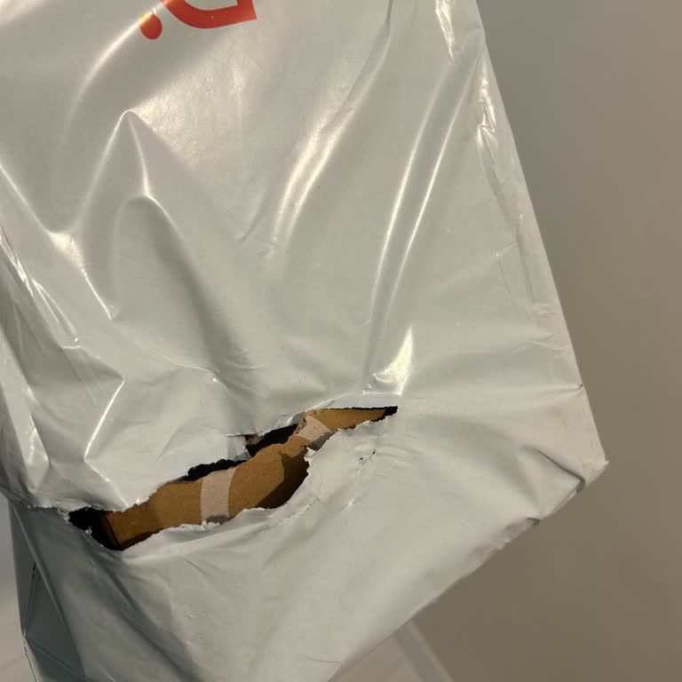Penti Siparişim Yırtık Kutu ve Poşetle Teslim Edildi
