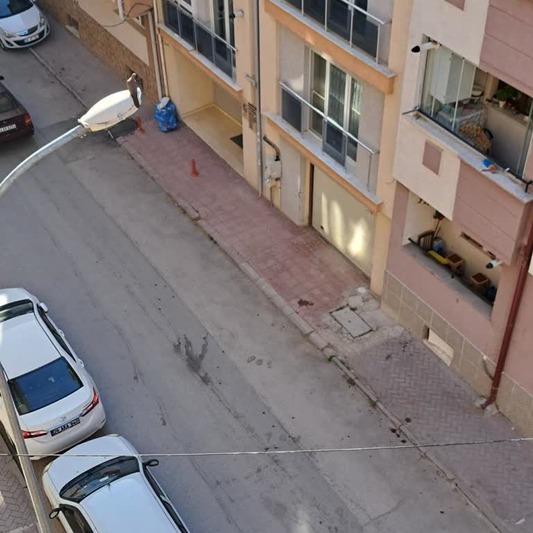 Geri Dönüşüm Aracı Gelmeyince Atıklar Sokağa Saçılıyor Çevre Kirleniyor