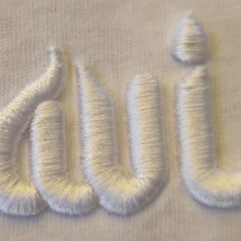 Mavi Tişörtlerde Arapça Allah Yazısı Benzeri Tasarıma Açıklama Bekliyorum