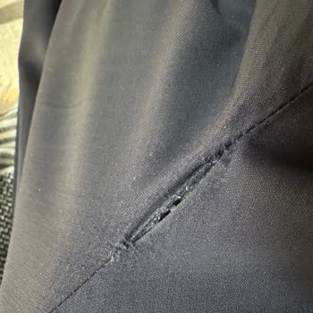 Bir Ayda Tüylenen Ve Dikişleri Atan Takım Elbiseler Mağdur Etti