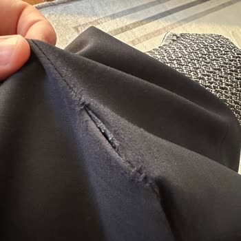 Bir Ayda Tüylenen Ve Dikişleri Atan Takım Elbiseler Mağdur Etti