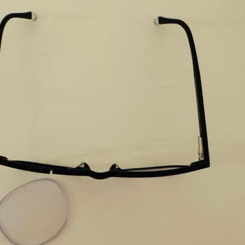 Elegance Optikten Alınan Tommy Gözlüğün Çerçevesi Kırıldı Garanti Dışı Bırakıldı