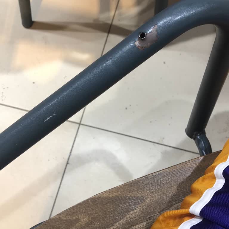 Ekmeğinde Kıl Ve Eskiyen Mobilyalar Nedeniyle Memnuniyetsizlik