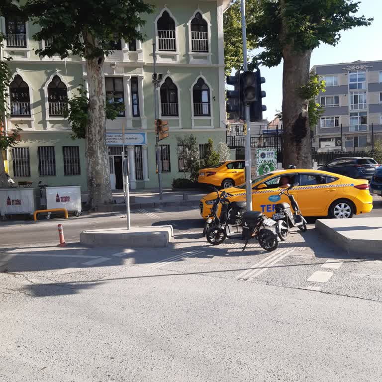 Martı Scooterlar Yaya Geçidini Kapatıyor, Geçişler Tehlikede