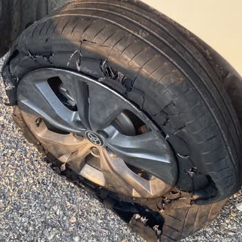 Sıfır Araçta Lastik Parçalandı, Serviste Mağduriyet Yaşıyorum