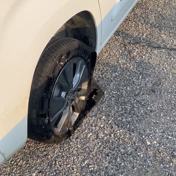 Sıfır Araçta Lastik Parçalandı, Serviste Mağduriyet Yaşıyorum