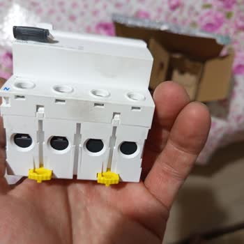 Simtes Elektrik Ürün Kutusu Açılmış Ve Ezilmiş