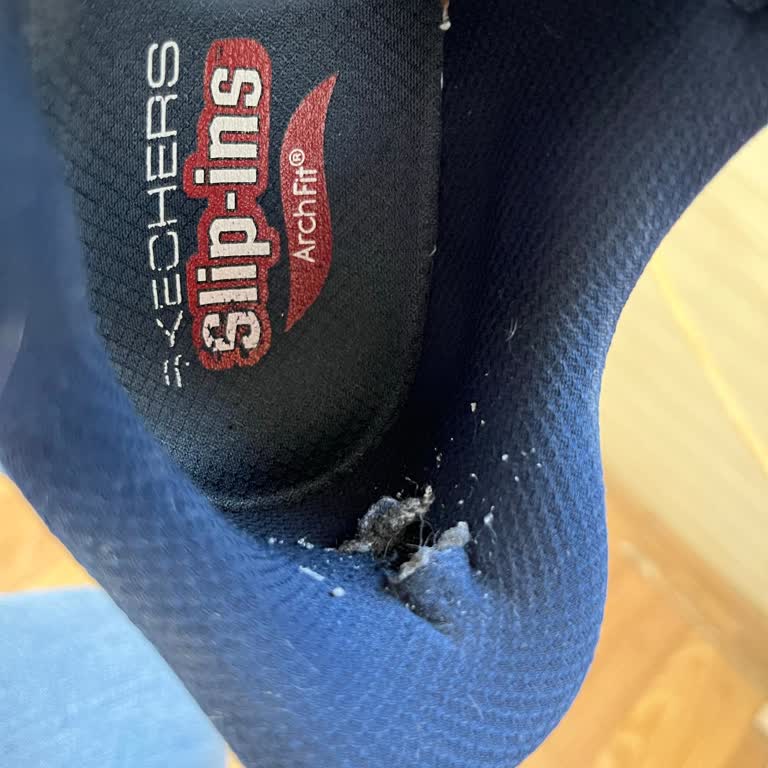 Skechers Ayakkabıda 2 Ayda Topuk Söküldü, Çözüm Bekliyorum