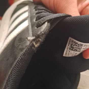Zapatillas Adidas deformadas tras poco uso y sin solución