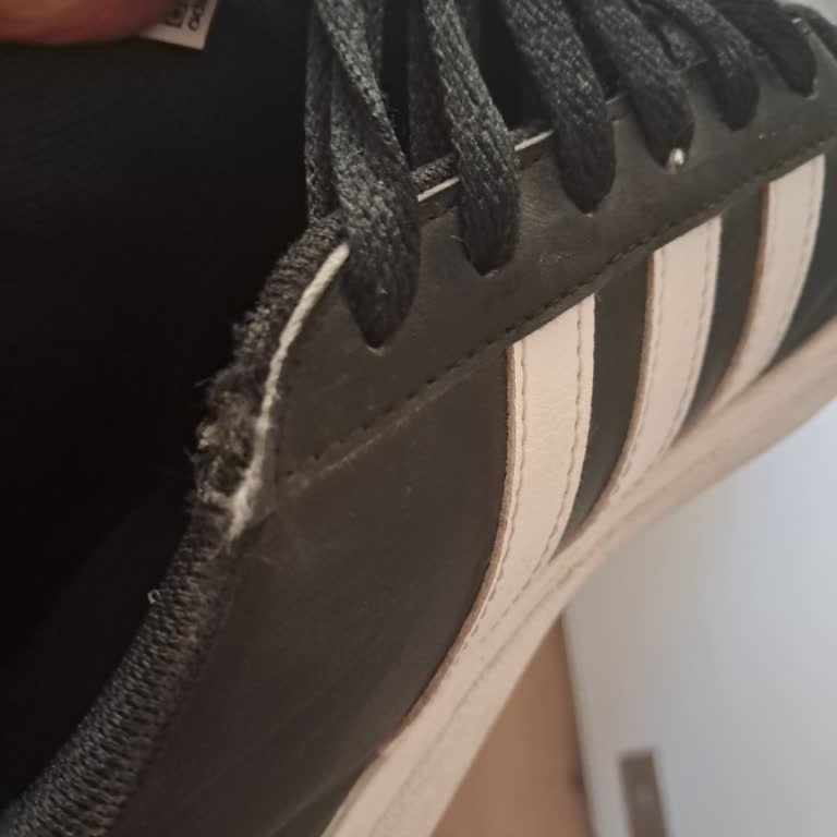 Zapatillas Adidas deformadas tras poco uso y sin solución