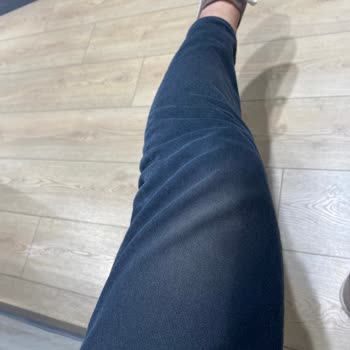 Mavi Jeans Siyah Pantolonda Tekrarlayan Diz Bölgesi Boya Akması
