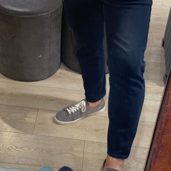 Mavi Jeans Siyah Pantolonda Tekrarlayan Diz Bölgesi Boya Akması