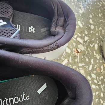 FLO Mağazasından Alınan Ayakkabıda Dikiş Hatası Ve Koku Sorunu