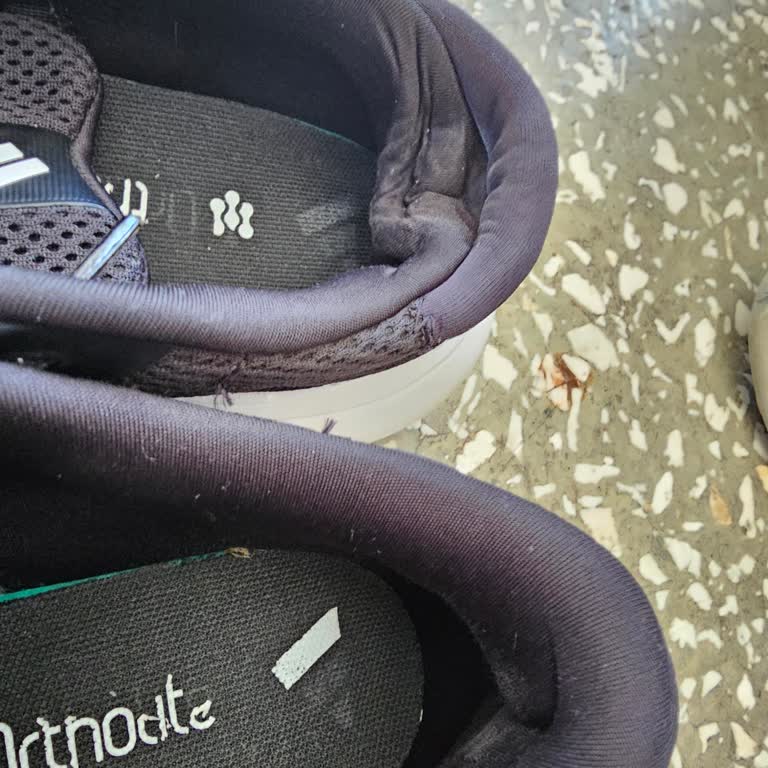 FLO Mağazasından Alınan Ayakkabıda Dikiş Hatası Ve Koku Sorunu