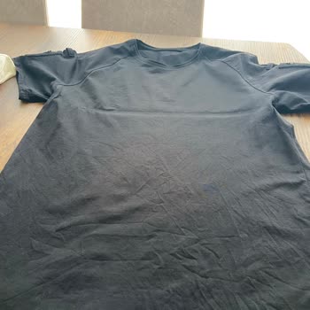 Siyah Gömlek Ve Tişörtte Renk Değişimi, Mağazadan Çözüm Bekliyorum