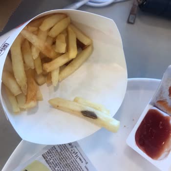 Yanık Ve Lekeli Patatesler İle Ekmeği Yanmış Burger Teslim Edildi