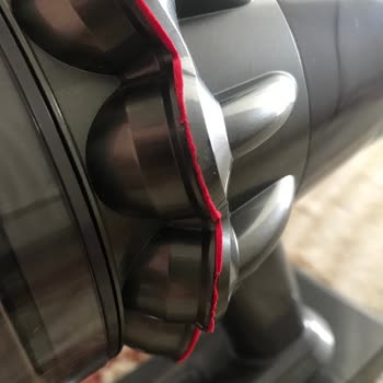 Dyson Dikey Süpürgede Kırmızı Şeritlerde Deformasyon Ve Tekerlek Sorunu