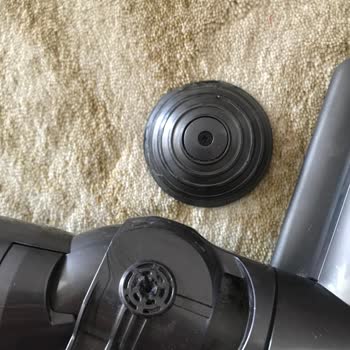 Dyson Dikey Süpürgede Kırmızı Şeritlerde Deformasyon Ve Tekerlek Sorunu