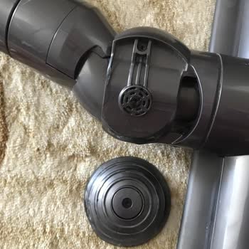 Dyson Dikey Süpürgede Kırmızı Şeritlerde Deformasyon Ve Tekerlek Sorunu