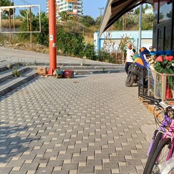 Adana Büyükşehir Belediyesi Sarıçam Market Önü Ve Park Alanı Sürekli Kirli!