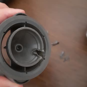 Satın Aldığım Saç Kurutma Makinesi Kısa Sürede Aşırı Isındı Ve Yanık Kokusu Yayıyor