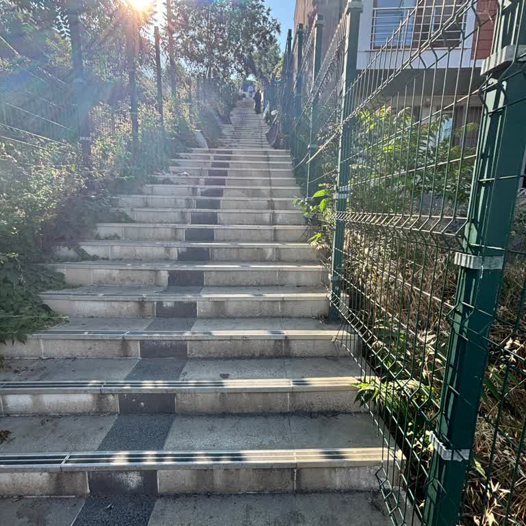 Burhaniye Metrobüs Durağı Merdivenleri Yetersiz Ve Güvensiz