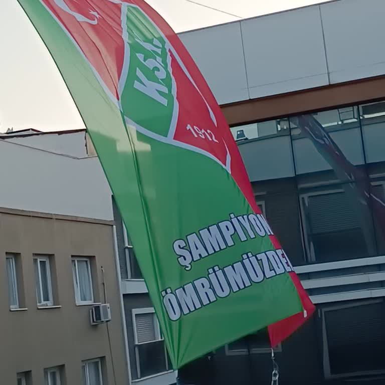 Dev Bayrak Yüzünden Evime Güneş Gelmiyor Ve Güvenliğim Tehlikede