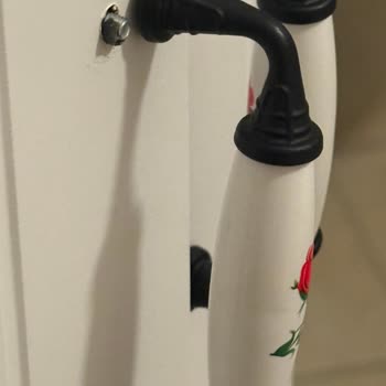 Gardırop Ve Komodin Kulpları Zayıf Malzeme Nedeniyle Kırılıyor Kullanamıyoruz