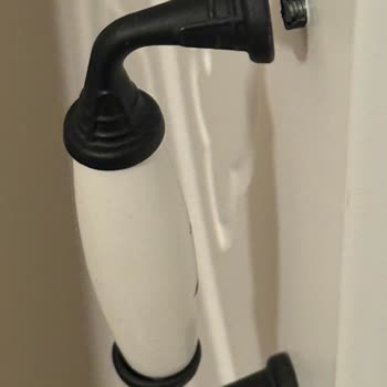 Gardırop Ve Komodin Kulpları Zayıf Malzeme Nedeniyle Kırılıyor Kullanamıyoruz