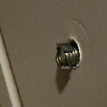 Gardırop Ve Komodin Kulpları Zayıf Malzeme Nedeniyle Kırılıyor Kullanamıyoruz