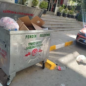Pendik Belediyesi Dernek Önüne Konulan Çöp Kovası Çocuklar İçin Sağlıksız ve Uygunsuz