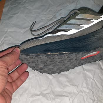 Aldığım Adidas Ayakkabı 9 Günde Tabanından Parçalandı, Çözüm Bekliyorum