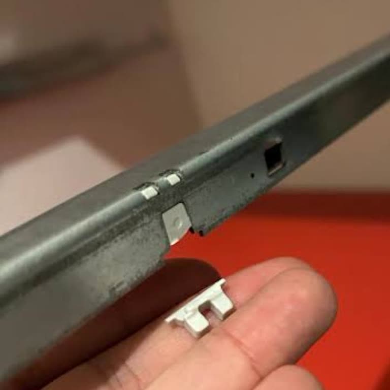 Mutfak Dolabı Frenli Çekmece Raylarındaki Kırık Parçalar İçin Yardım Talebi