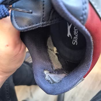 Kısa Sürede Yırtılan Ve Koku Yapan Slazenger Ayakkabılar Nedeniyle Yaşanan Mağduriyet