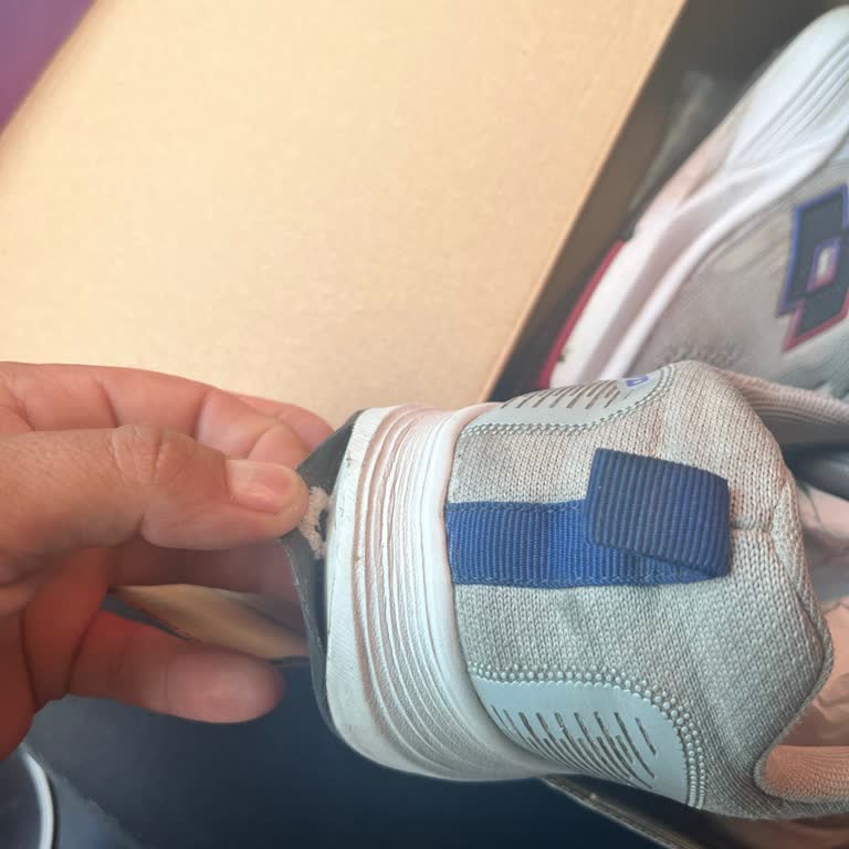 FLO Ayakkabı Koşu Ayakkabısı Altındaki Yapışkandan Sökülmeye Başladı