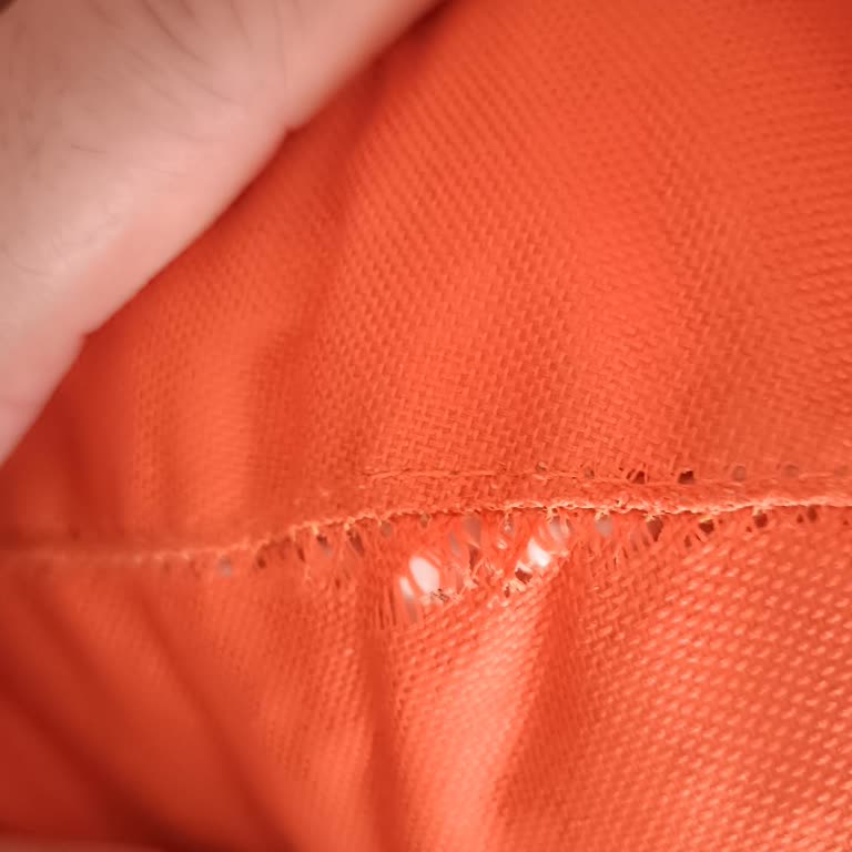 Armut Koltukta Kısa Sürede Dikiş Ve Kumaş Problemi