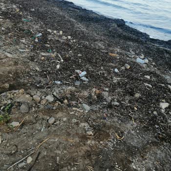 Çukurbük Plajında Temizlik Ve Donanım Eksikliği