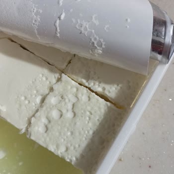 Süzme Peynirin Üst Yüzeyinde Beklenmedik Değişiklik