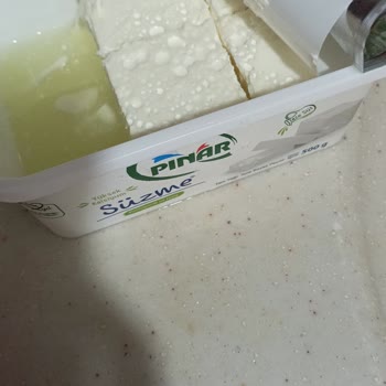 Süzme Peynirin Üst Yüzeyinde Beklenmedik Değişiklik