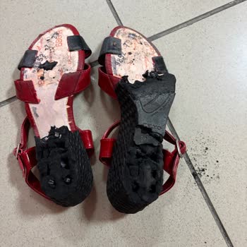 Ceyo Sandaletin Tabanı Yolda Parçalandı, Hayal Kırıklığı Yaşadım