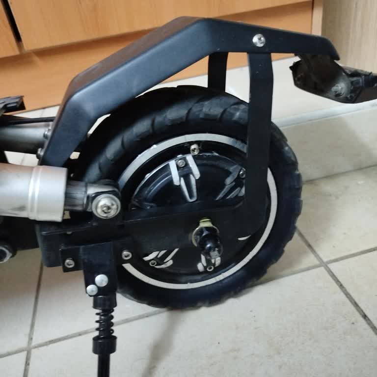 Onvo OV 12 Xplus Elektrikli Scooter'ın Sürekli Lastik Patlama Sorunu