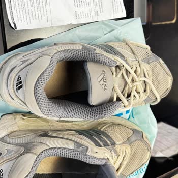 Kısa Sürede Yıpranan Adidas Ayakkabı İçin İki Kez Red Edilen Değişim Talebi