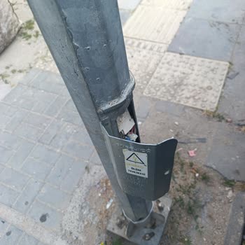 Açıkta Kalan Elektrik Kablosu Çocuklar İçin Tehlike Saçıyor